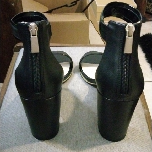 Katherine Kelly Heels 👠 - Picture 2 of 6